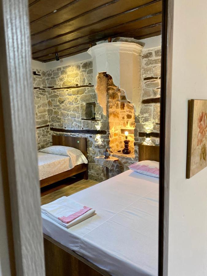 Restaurant & Guest House Semani Μπεράτ Εξωτερικό φωτογραφία