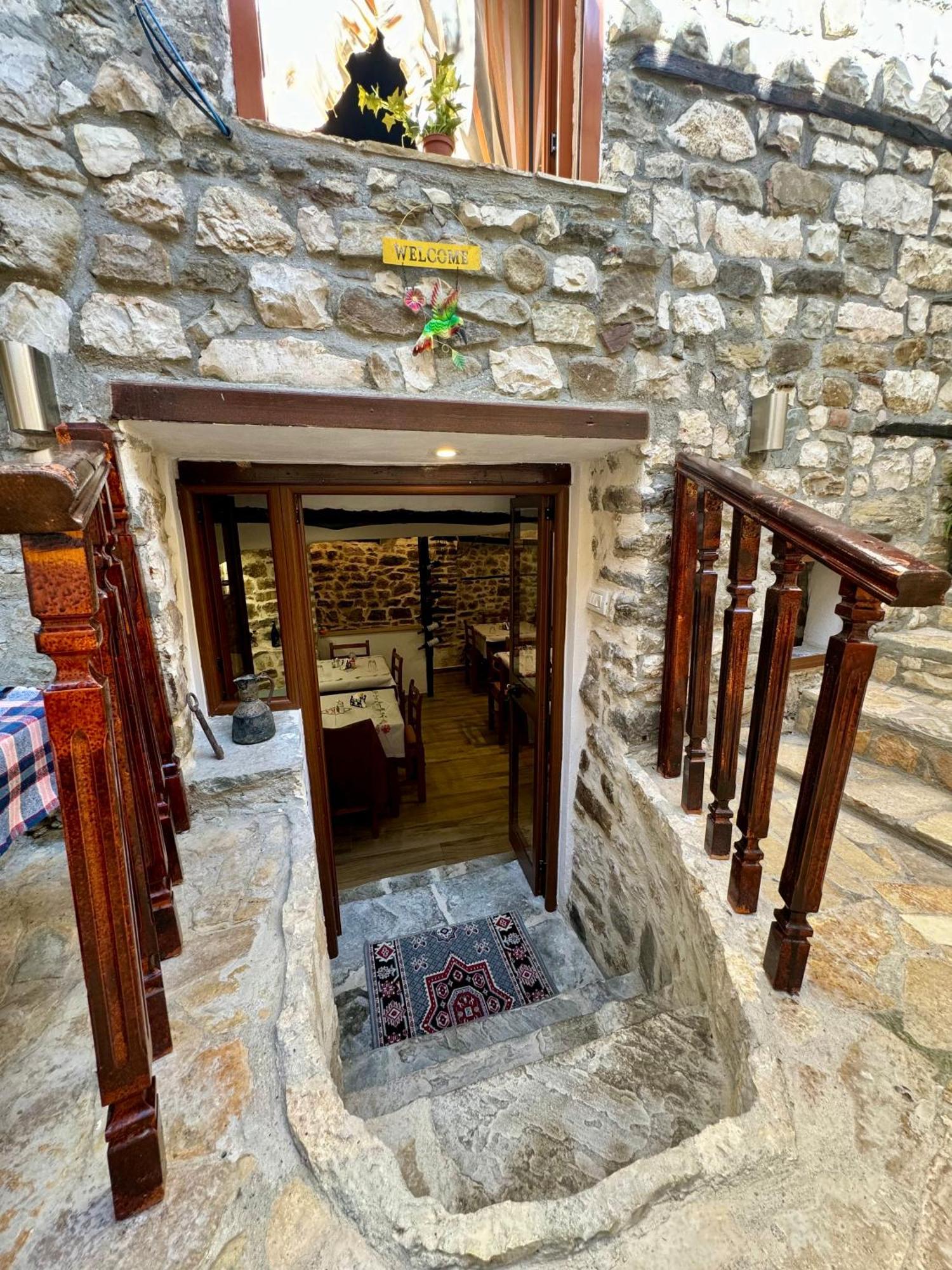 Restaurant & Guest House Semani Μπεράτ Εξωτερικό φωτογραφία