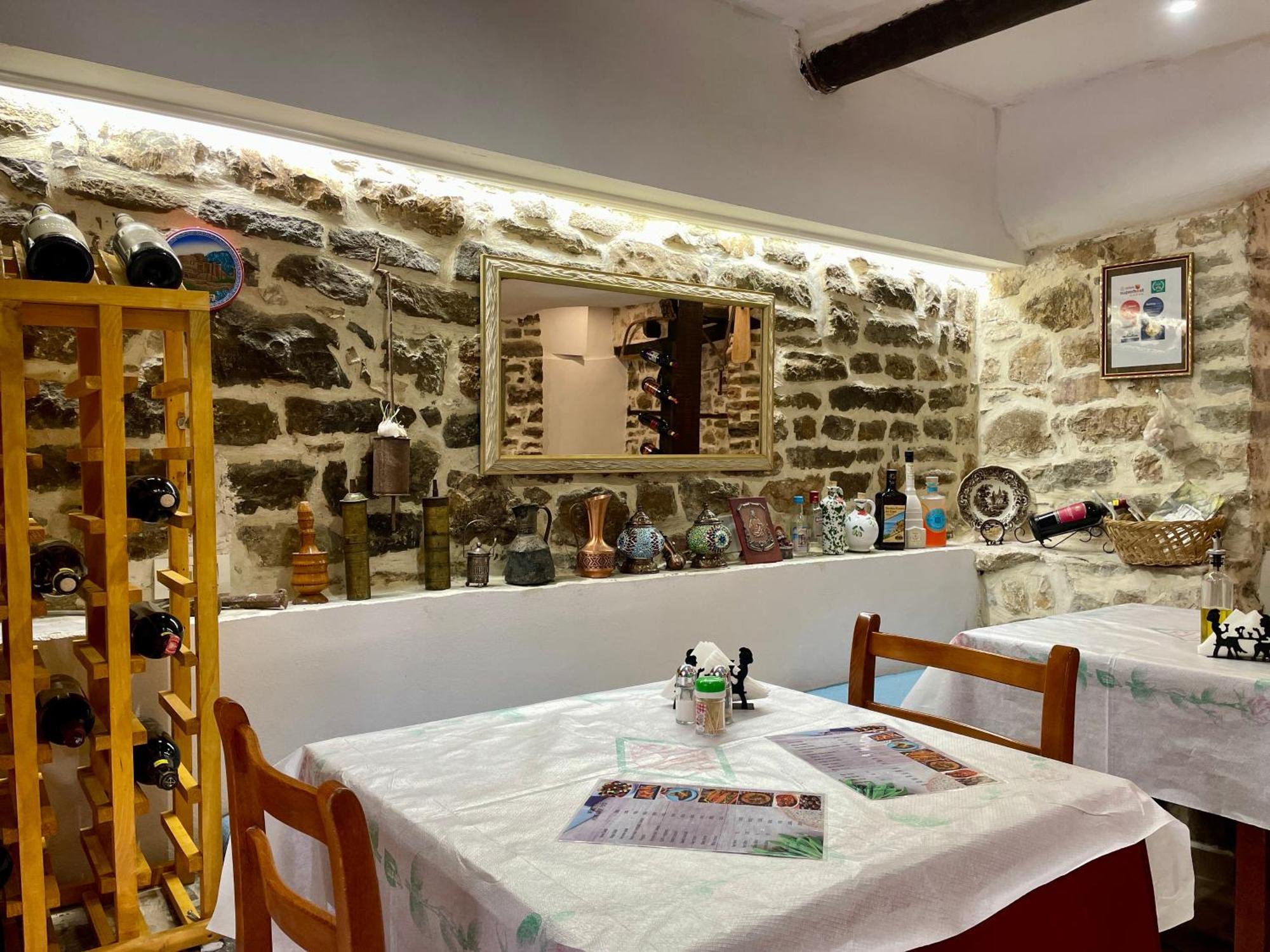 Restaurant & Guest House Semani Μπεράτ Εξωτερικό φωτογραφία